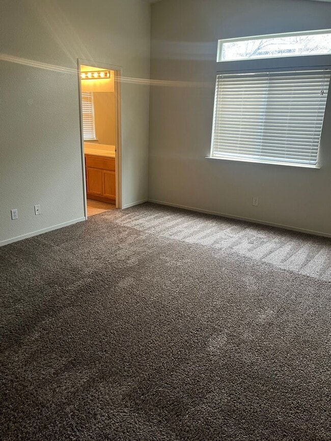 Building Photo - 2 Bedroom 2 bath Home with extra room