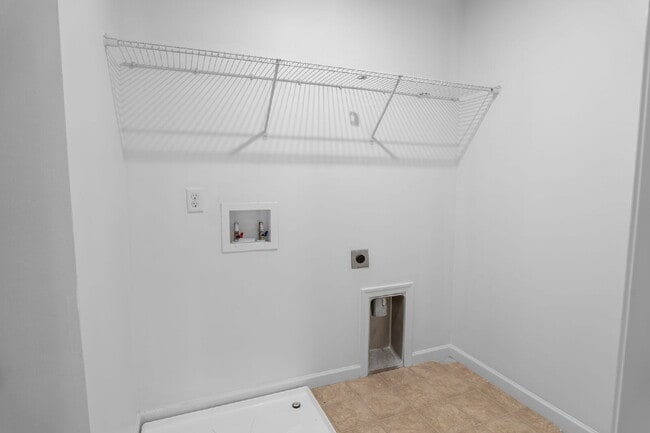 Building Photo - Spacious 4-Bedroom Home for Rent in Prime ...