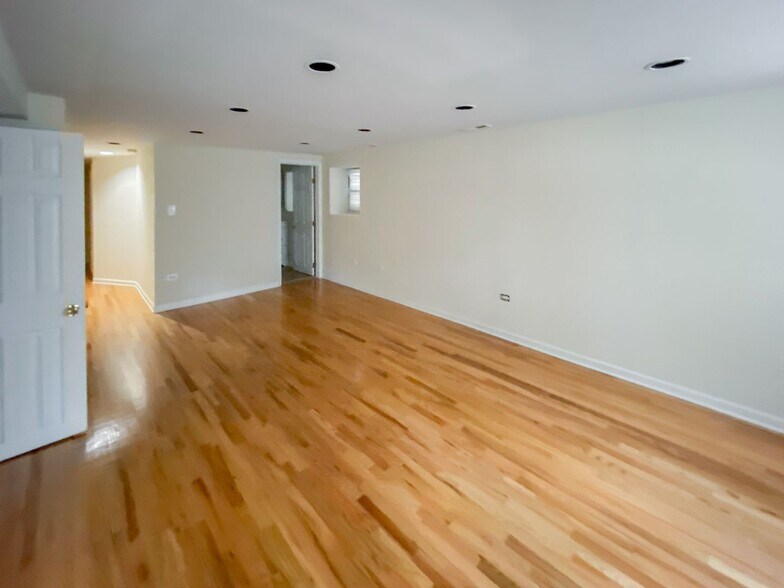 Building Photo - 3639 N Paulina St