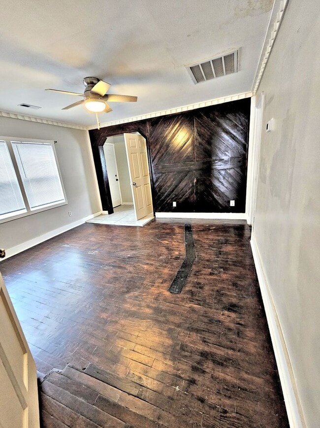 Building Photo - 614 3rd Ave SW