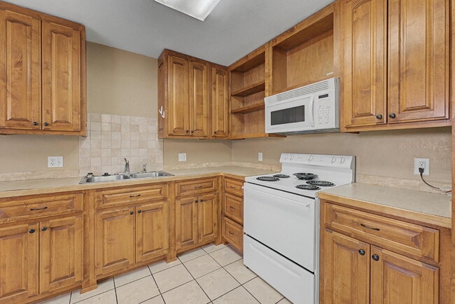 Building Photo - 910 S 28th St