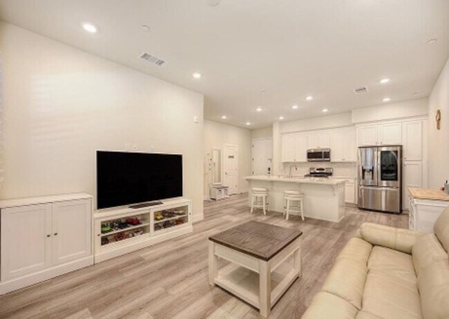 Building Photo - Upscale 2/2 Apartment in The Cannery!