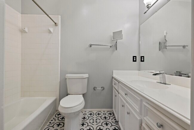 Building Photo - 2807 4 Pines Dr