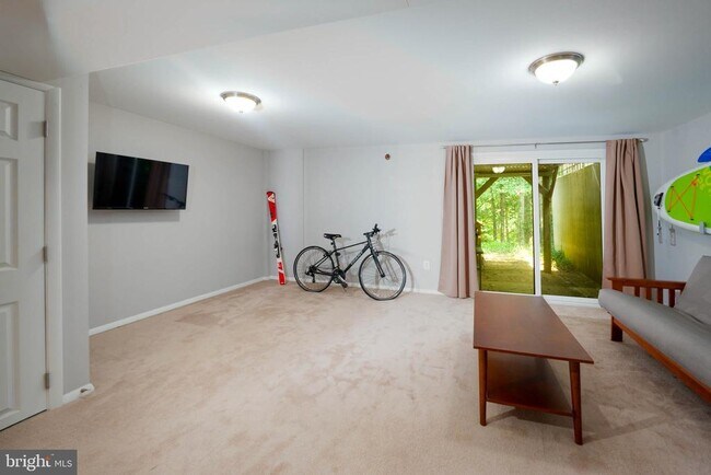 Building Photo - 1025 Commanders Way N