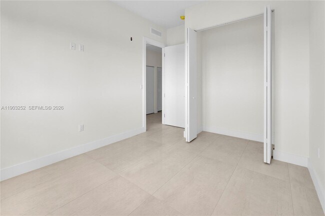 Building Photo - 530 SW 11th Ave