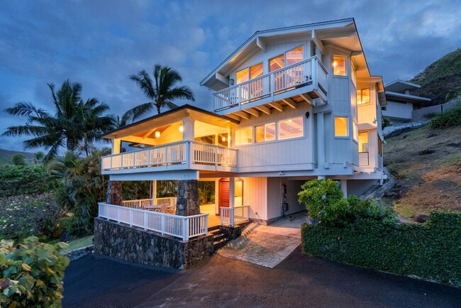 Building Photo - Enjoy Cool Breezes And Dazzling Views Of The Ocean Below At This Private, 4 Bedroom, 3.5 Bath Lan...