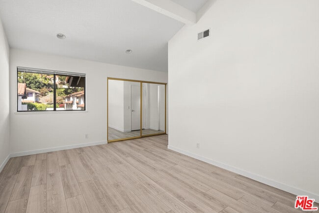 Building Photo - 1470 Palisades Dr