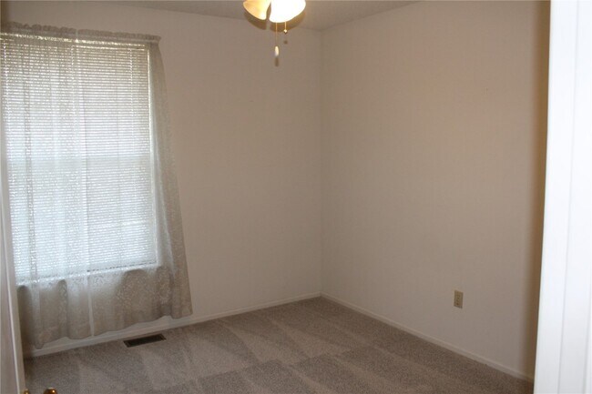 Building Photo - 5 Bluefield Ct