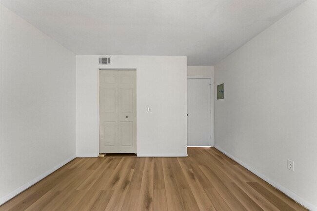 Building Photo - 7 Shadowbrook Ln