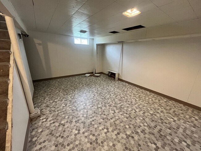 Building Photo - 1 1/2 story corner home