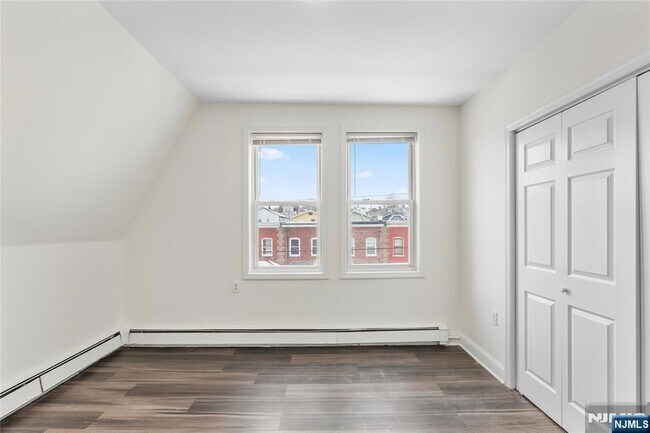 Building Photo - 676 Chestnut St