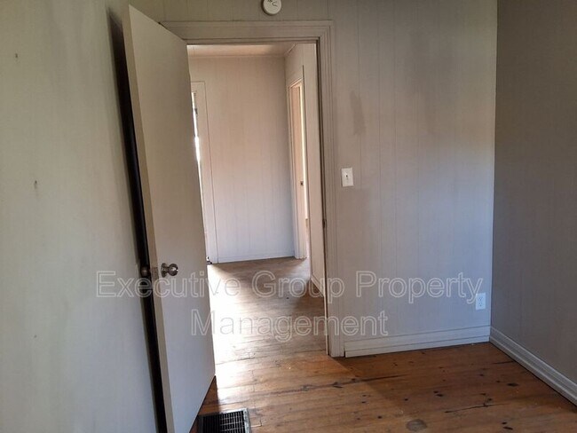 Building Photo - 746 W Elm Rd