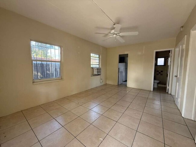 Building Photo - Nice 2-1 house