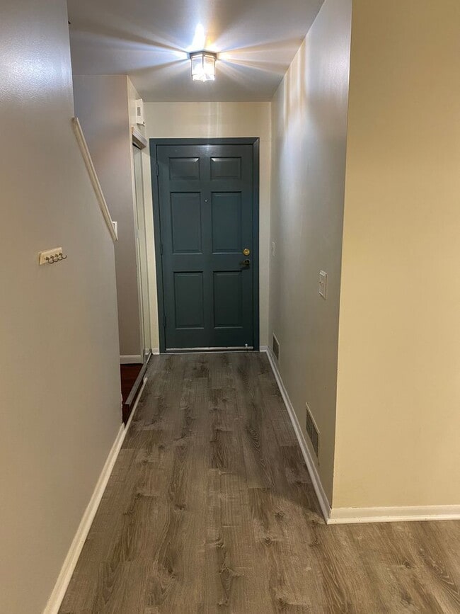 Building Photo - 3 Bedroom 2 Bath Close to the U of M Avail...