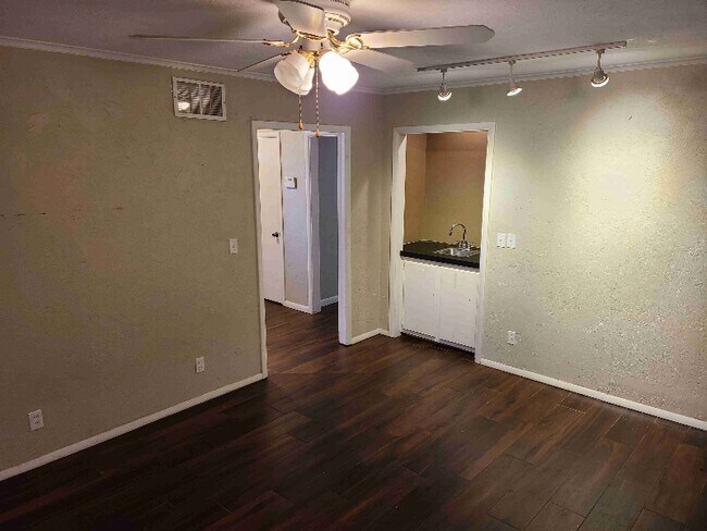 Building Photo - 2152 Huntleigh Dr