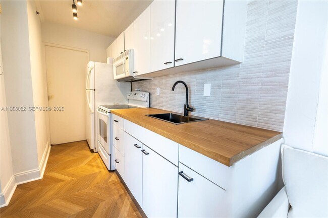 Building Photo - 1255 Collins Ave