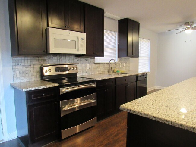 Building Photo - Contact Peggy 501 676 1758