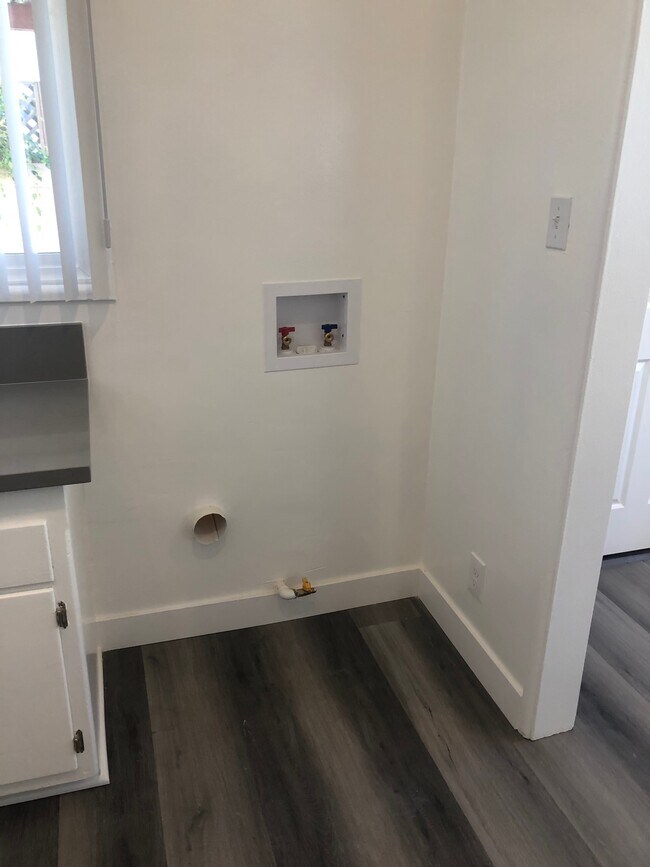 Building Photo - 801 N Eucalyptus Ave