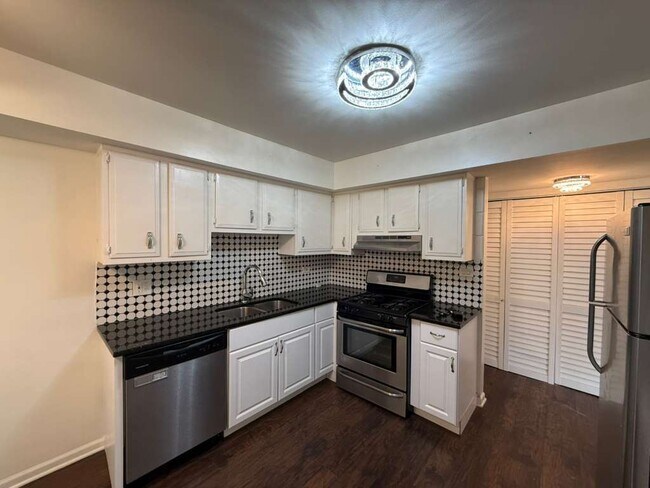 Building Photo - 1945 Hancock Dr