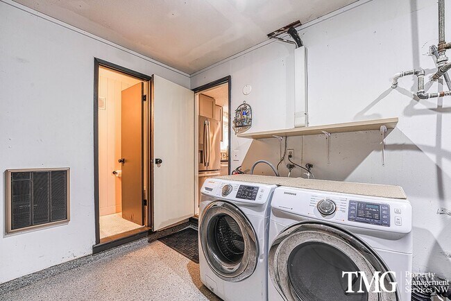 Building Photo - Classic Ranch Style home with 2 Bed 1.5 Bath and Large Backyard!