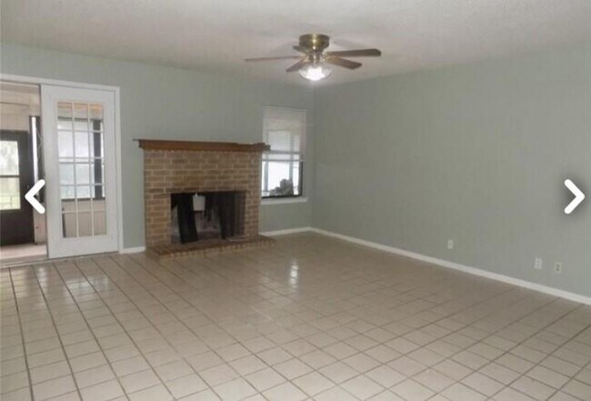 Primary Photo - 209 Oak Crest Ln