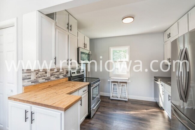 Building Photo - COZY RANCH!! 2 Bedroom, 1 Bathroom Home in Des Moines