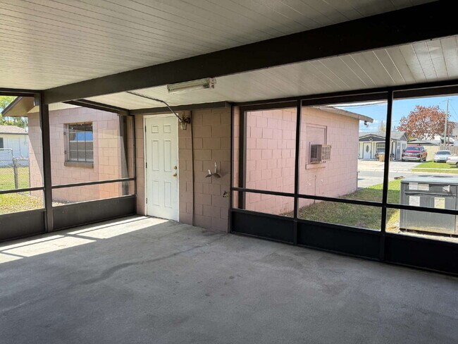 Building Photo - "Charming 2-Bedroom Retreat with optional studio on Coral Avenue – Cozy Comfort Awaits in Kissimm...