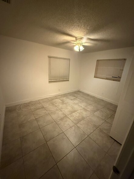 Building Photo - 853 SW 9th Ct