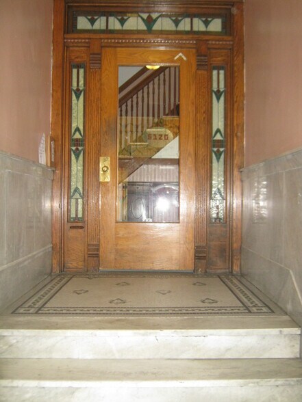 Building Photo - 5120 N Kenmore Ave