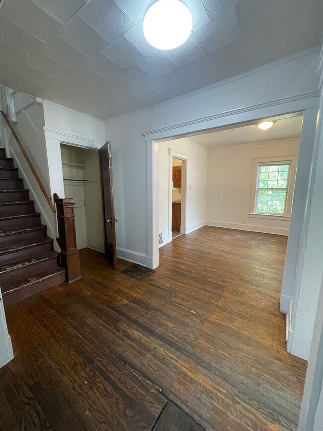 Building Photo - Spacious Home Near U-M | Enclosed Porch, In-Unit Laundry, & On-site Parking!
