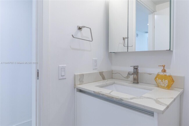 Building Photo - 1300 Brickell Bay Dr