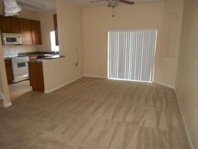 Building Photo - Beautiful 3 Bed / 2.5 Bath Townhome with P...