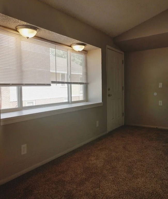 Building Photo - 2 Bed, 1 Bath Duplex