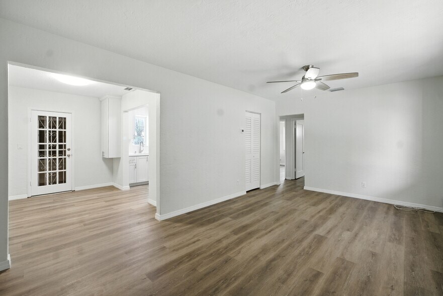 Building Photo - 2545 Tequesta Ln