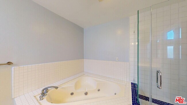 Building Photo - 4557 Haskell Ave