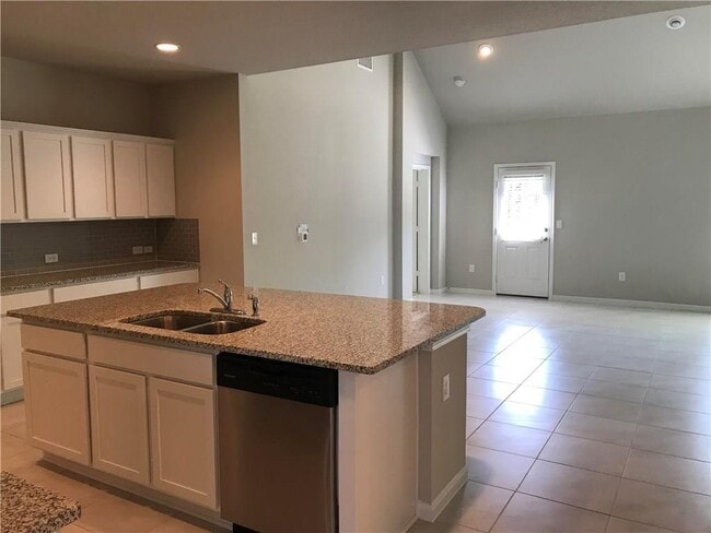 Building Photo - 2205 Bettylou Ln
