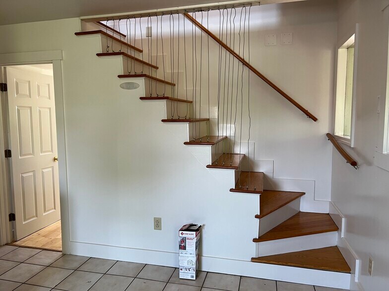 Building Photo - 196 Pine St