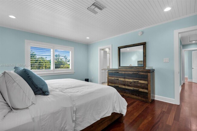 Building Photo - 232 W Seaview Dr