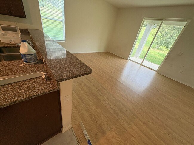 Building Photo - 5 bedroom 3.5 Bath House on Oakland Trails, Easy Turnpike Access No Rear Neighbors