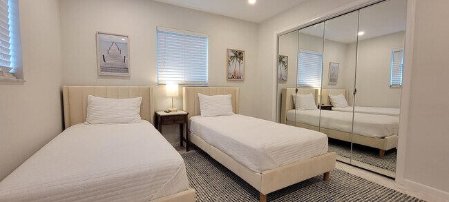 Building Photo - 1036 SW 26th Ave