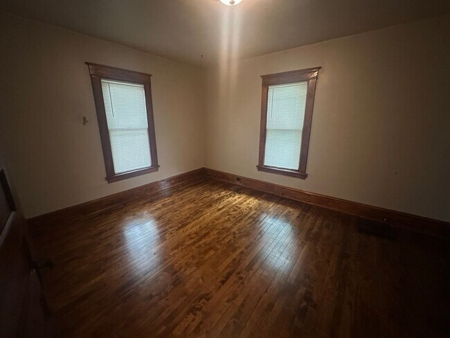 Building Photo - Beautifully Preserved 4 Bed | 2 Bath House in Saint Paul