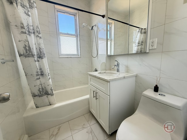 Building Photo - 2889 E 195th St