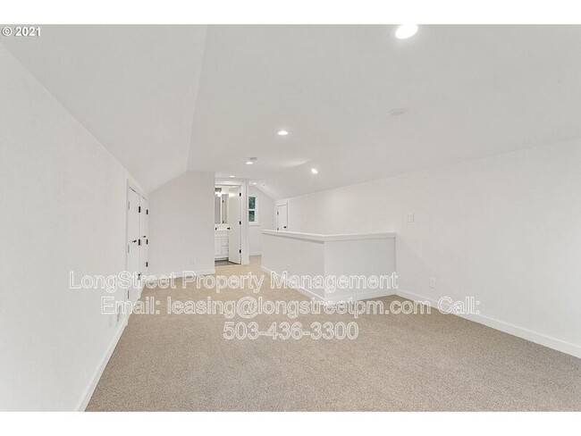 Building Photo - 6014 SE Insley St