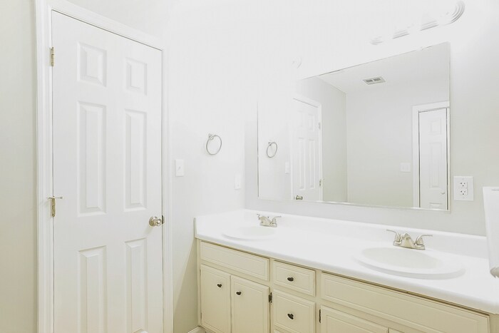 Building Photo - 4011 Villa Ln