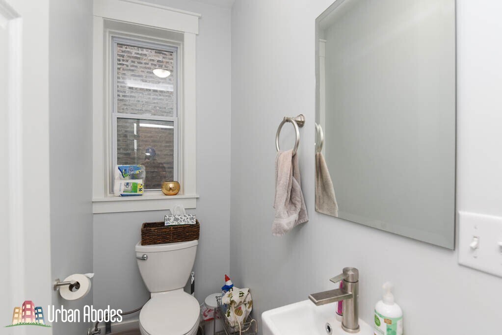 Building Photo - 870 W Buckingham Pl