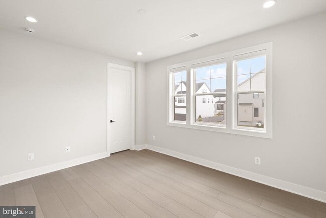 Building Photo - 857 N Manchester St