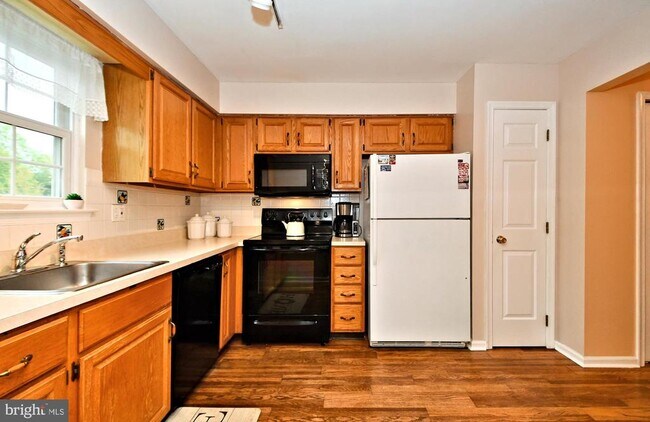 Building Photo - 800 Beacon Ct
