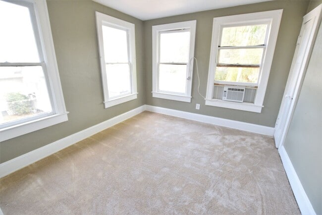 Building Photo - Bright Top-Floor 1 Bedroom in the Heart of...
