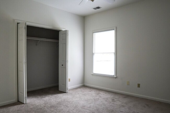 Building Photo - Two Bedroom Townhome!
