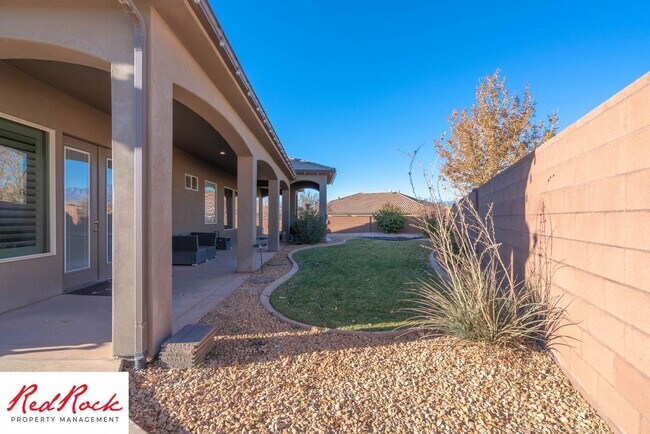 Building Photo - Stunning 2 Bedroom Fully Furnished Home. Community Pool & Mini Golf!